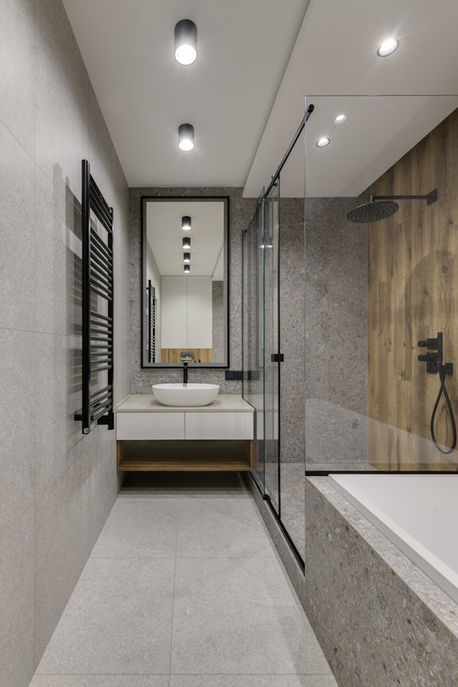 Salle de bain avec carrelage au sol et mur en pierre naturelle